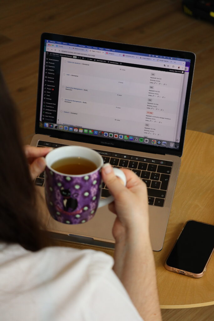 Clara Siret community manager freelance à Bordeaux tenant une tasse de thé en travaillant